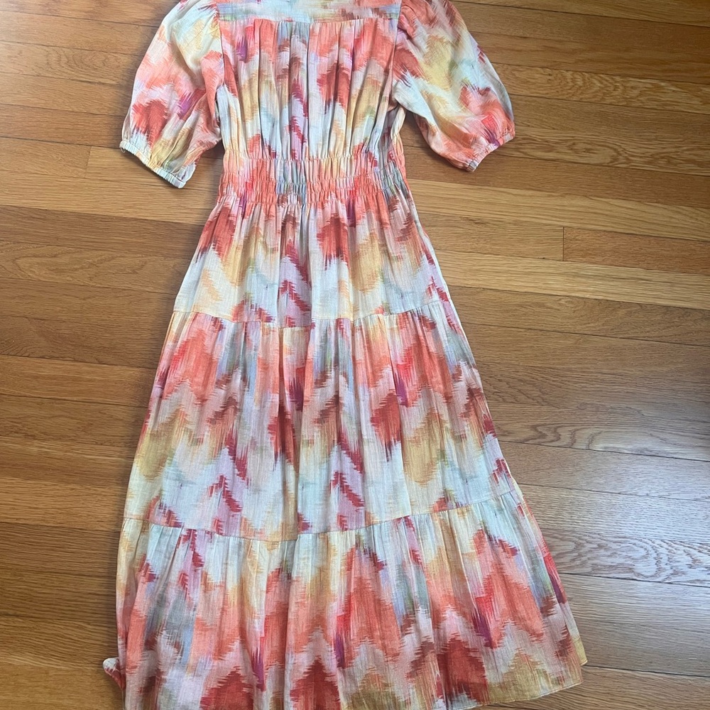 - Midi, fully lined 
- short sleeves
- V-neckline
- elastic waist
-